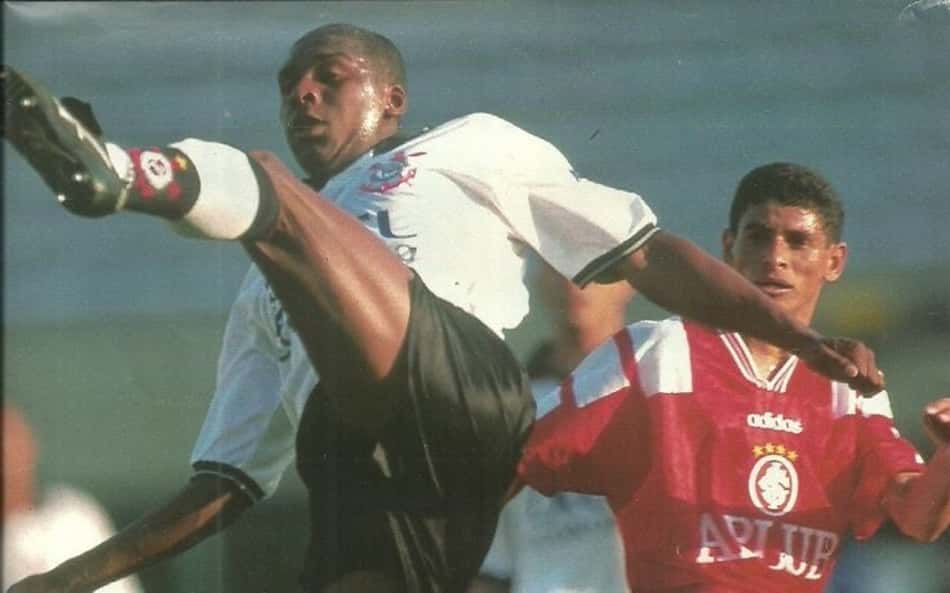 Por onde anda Sandoval, ex-zagueiro do Internacional?