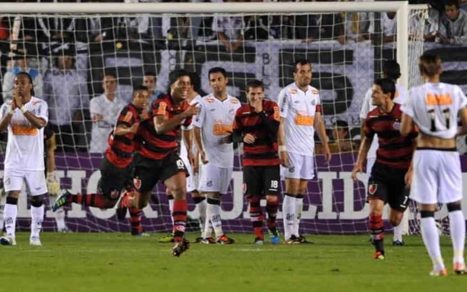 Ronaldinho comemora gol da vitória contra o Santos na Vila Belmiro, em 2011. (Foto: Lancepress!)