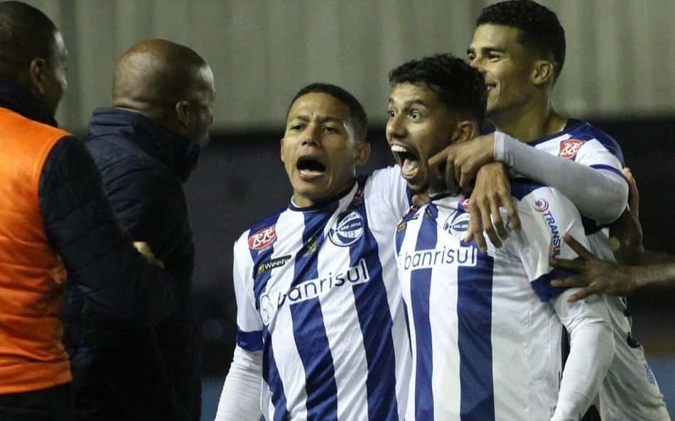 Jogadores do São José comemoram gol em jogo da Série D do Campeonato Brasileiro. (Foto: Eduardo Torres/EC São José)