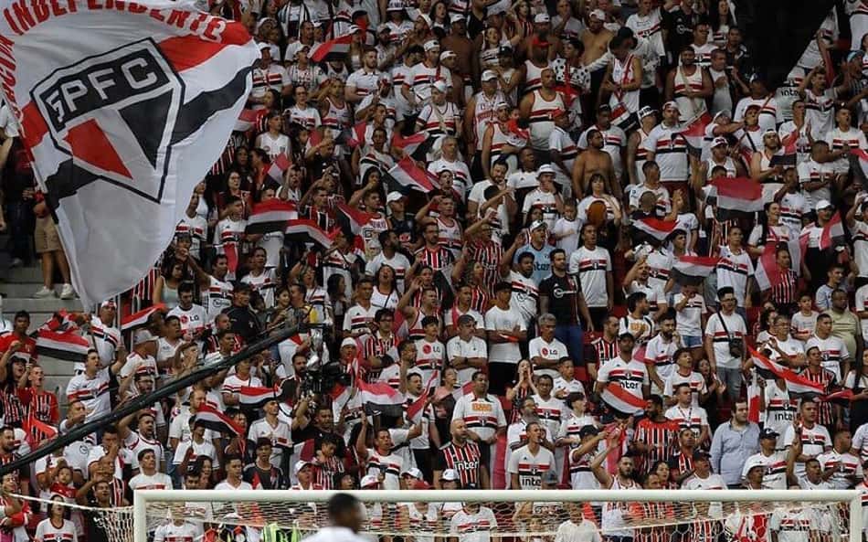 Em tom de cobrança, organizada do São Paulo se reúne com dirigentes e comissão no CT