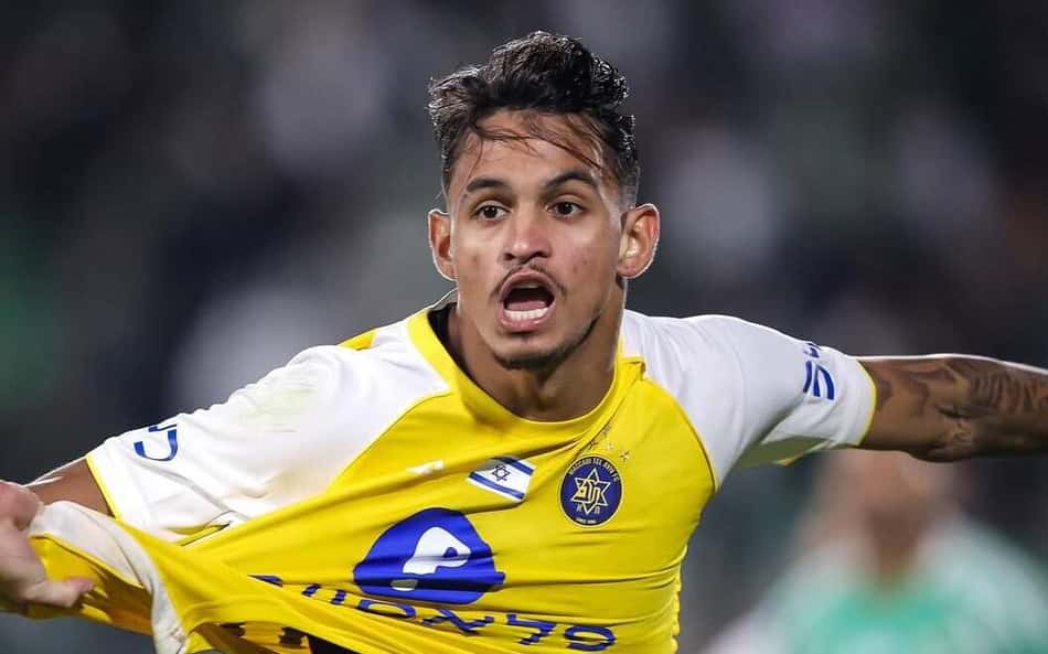 Destaque no Maccabi, ex-Santos vira alvo europeu, mas clube resiste à venda