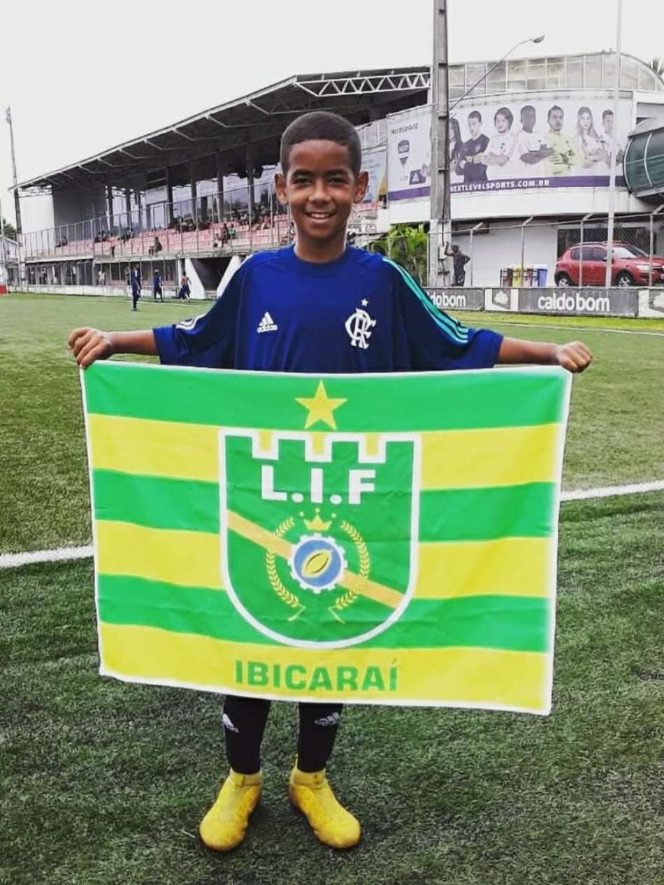 Davi Fraga carrega bandeira de Ibicaraí em jogo do Flamengo (Foto: redes sociais)