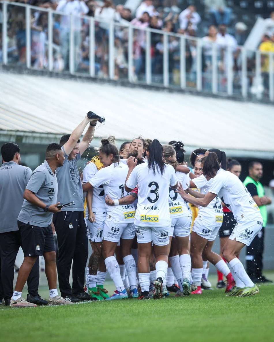 As Sereias da Vila conquistaram o acesso à elite do futebol feminino ao vencer o Ação, do Mato Grosso, por 2 a 1, na Vila Belmiro. (Foto: Divulgação/ Santos FC)