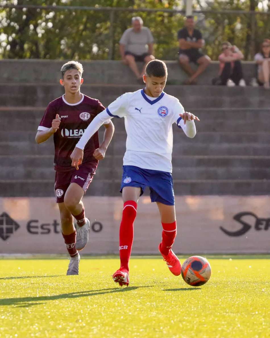 Time sub-14 do Bahia em ação contra a Ferroviária (Foto: José Bazzo)