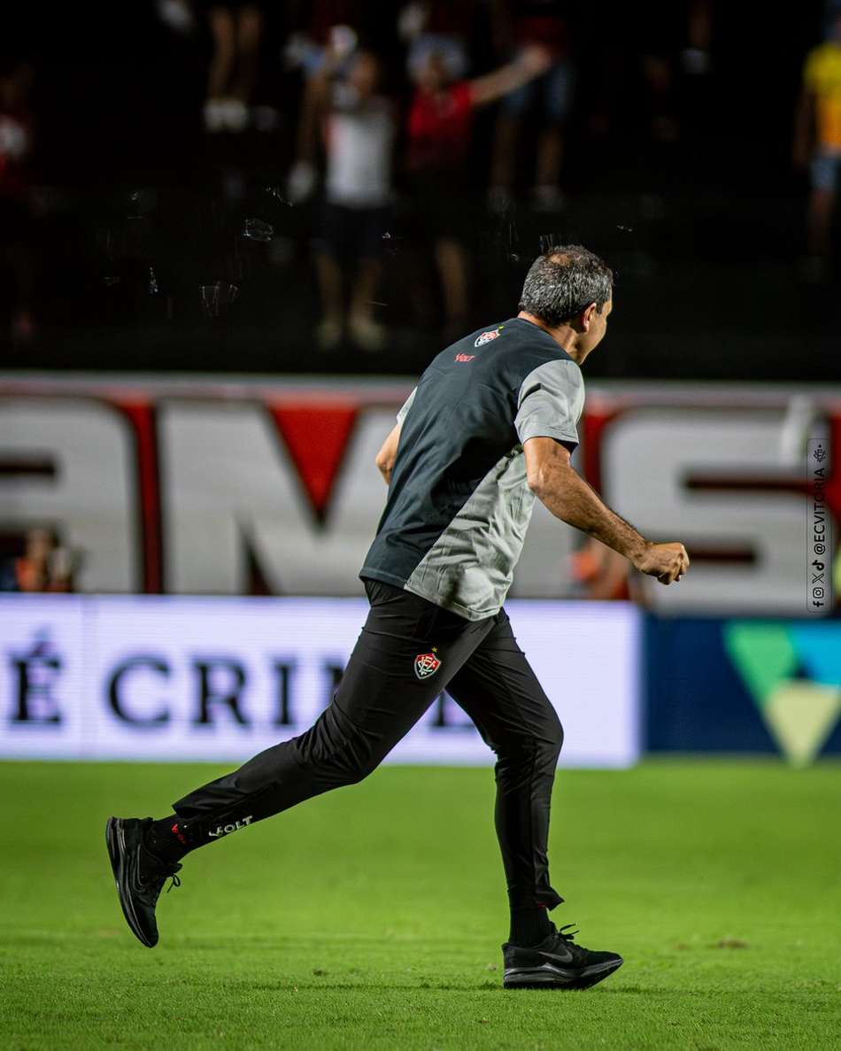 Fábio Carille comemora vitória contra o Bragantino (Foto: Victor Ferreira / EC Vitória)