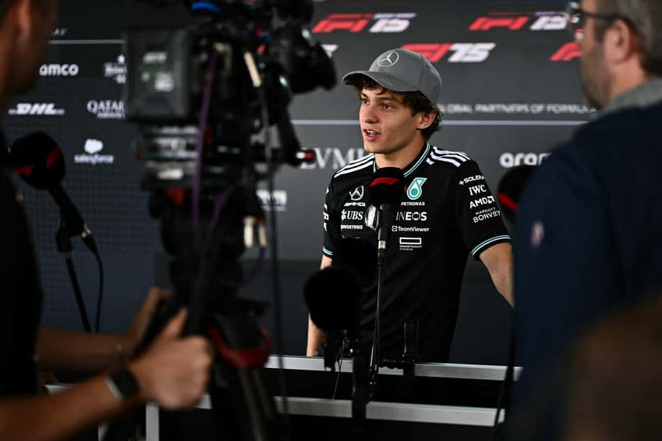 Kimi Antonelli durante coletiva em Silverstone (foto: Ben STANSALL / AFP)