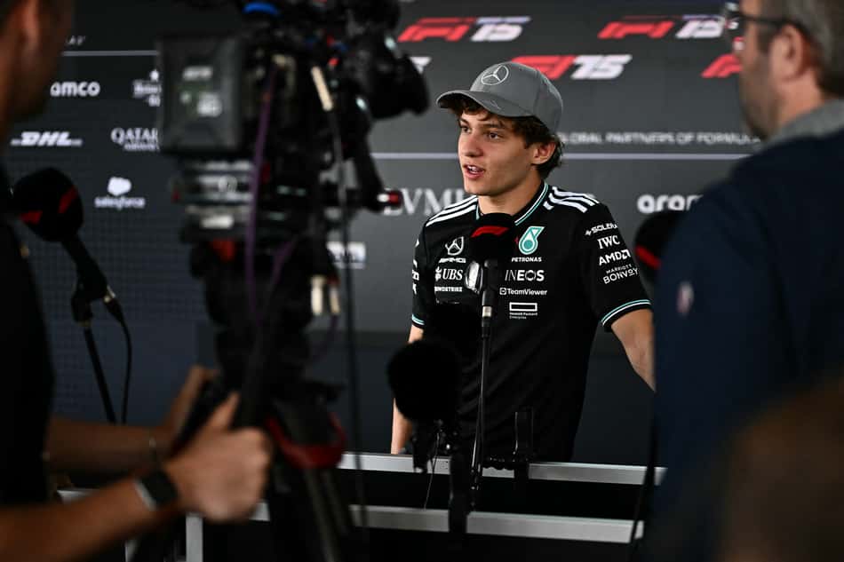 Kimi Antonelli durante coletiva em Silverstone (foto: Ben STANSALL / AFP)