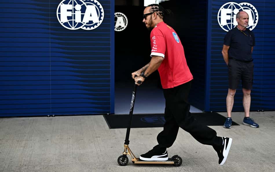 Lewis Hamilton passeia pelos boxes em Silverstone (foto: Ben STANSALL / AFP)