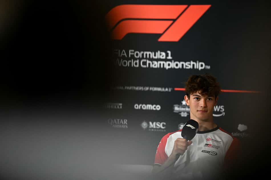 Oliver Bearman durante coletiva em Silverstone (foto: Ben STANSALL / AFP)