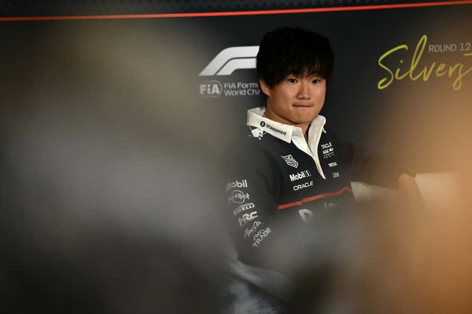 Yuki Tsunoda durante coletiva em Silverstone 