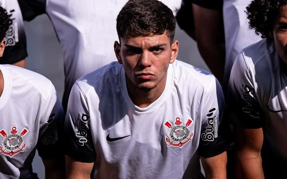 Corinthians acerta contrato profissional com trio da base e fixa multa milionária