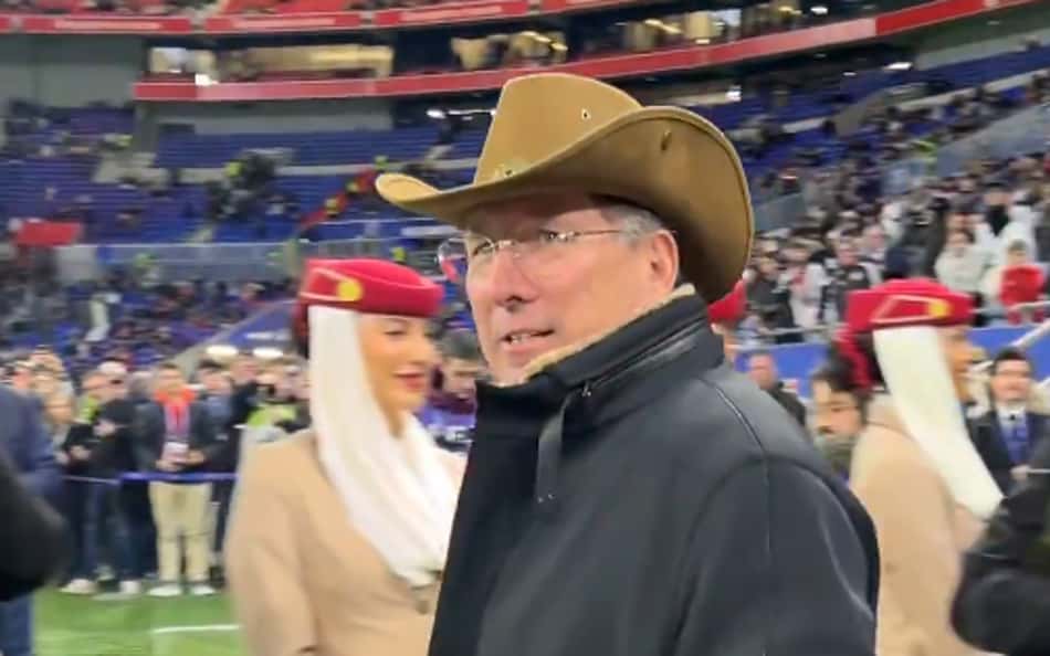 Textor com chapéu de caubói antes de Lyon x PSG (Foto: Reprodução/Redes sociais)
