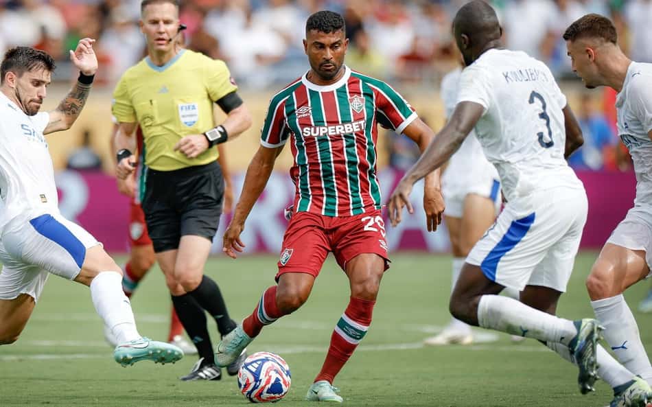 Torcedor do Fluminense se emociona ao ganhar presente de Thiago Santos