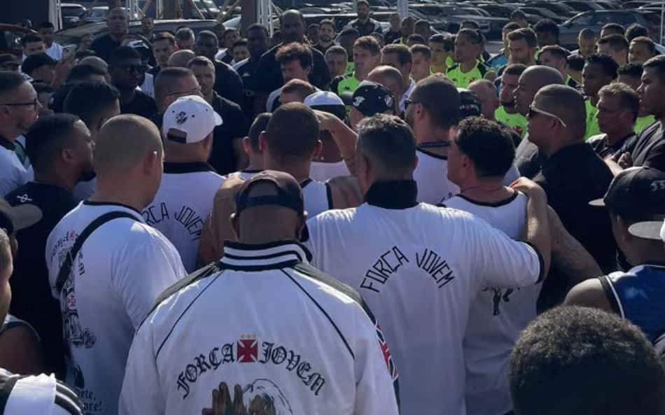 Saiba o que os jogadores podem fazer em caso de invasões nos clubes