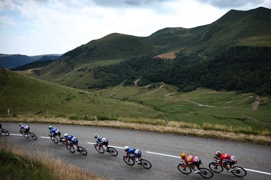 Grupo de ciclistas pedala na descida do Col de la Croix Morland durante a 10ª etapa da Tour de France 2025 (foto: Anne-Christine POUJOULAT / AFP)
