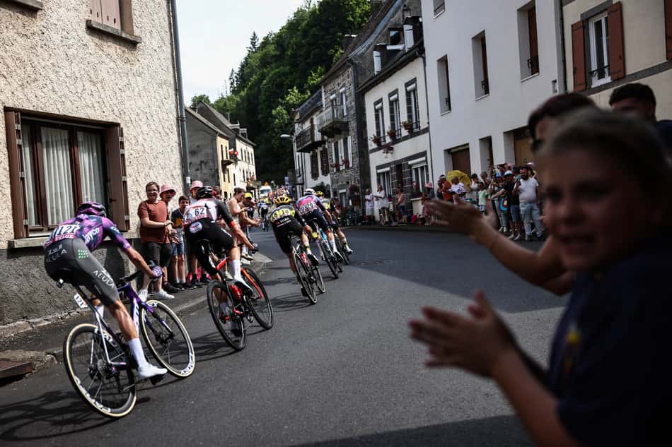 Os líderes pedalam na subida do Col de la Croix Morand durante a 10ª etapa da Tour de France 2025 (foto: Anne-Christine POUJOULAT / AFP)