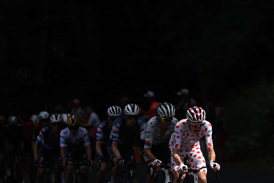 O piloto belga da equipe XRG, Tim Wellens, vestindo a camisa de bolinhas com o grupo de pilotos na 10ª etapa da Tour de France 2025 (foto: Anne-Christine POUJOULAT / AFP)