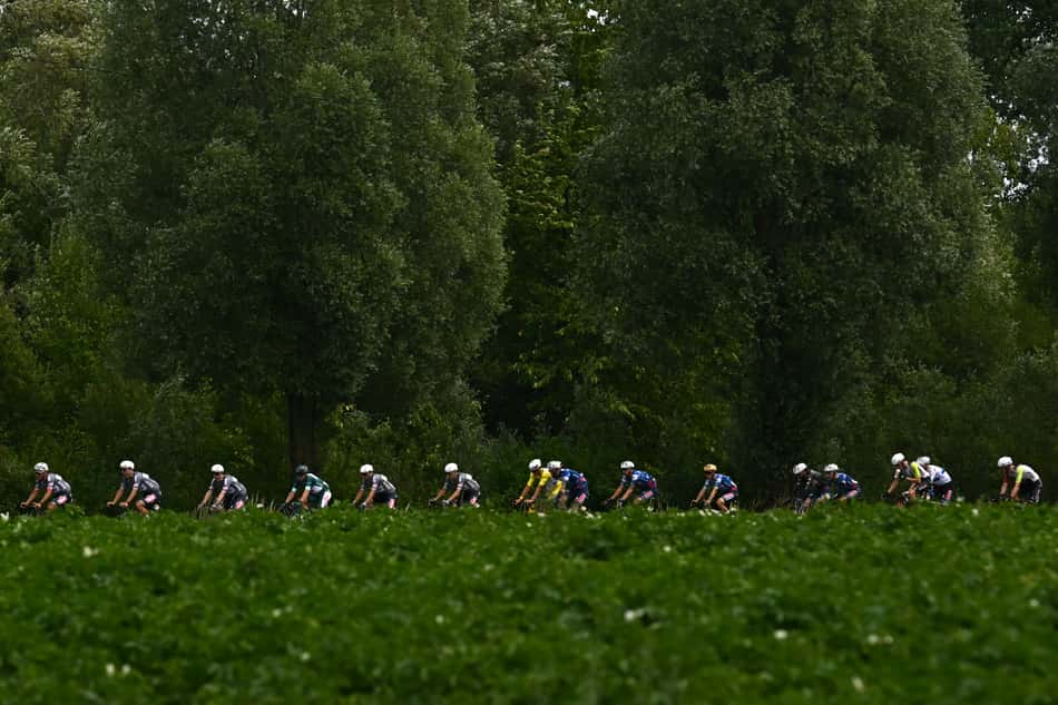 Ciclistas pedalam no trecho entre Valenciennes e Dunquerque, no norte da França (foto: Loic VENANCE / AFP)