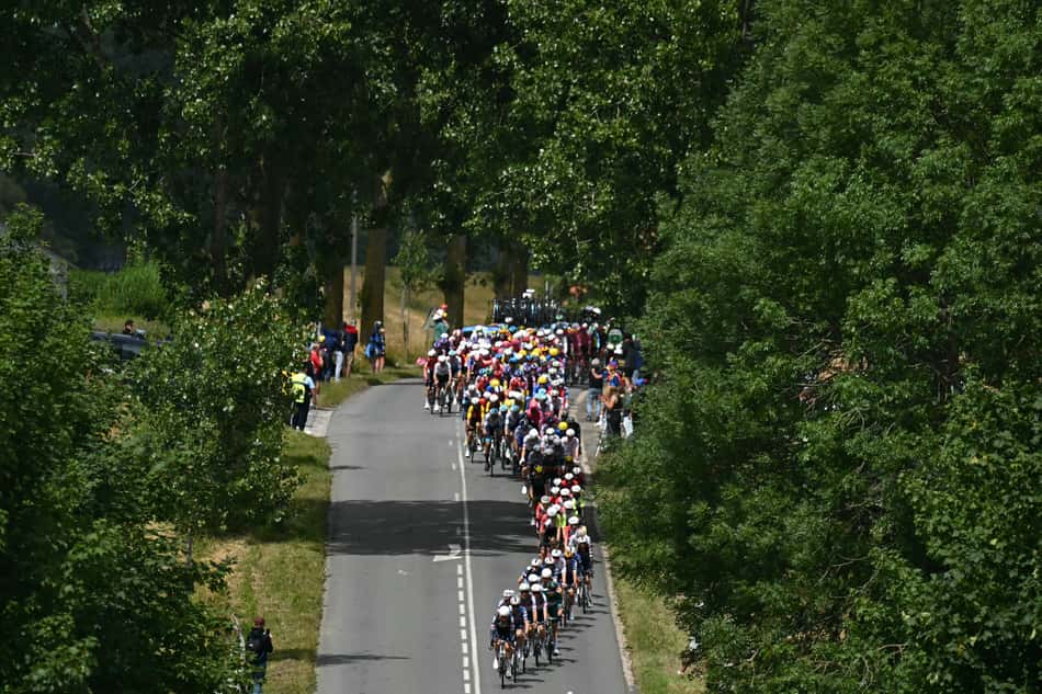 Ciclistas pedalam no trecho entre Valenciennes e Dunquerque, no norte da França (foto: Loic VENANCE / AFP)