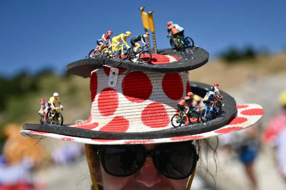 Espectador uma um chapéu original na subida do Mont Ventoux (foto: Marco BERTORELLO / AFP)
