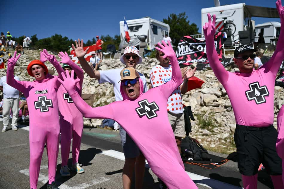 Torcedores figuraças chamam a atenção no Tour de France
