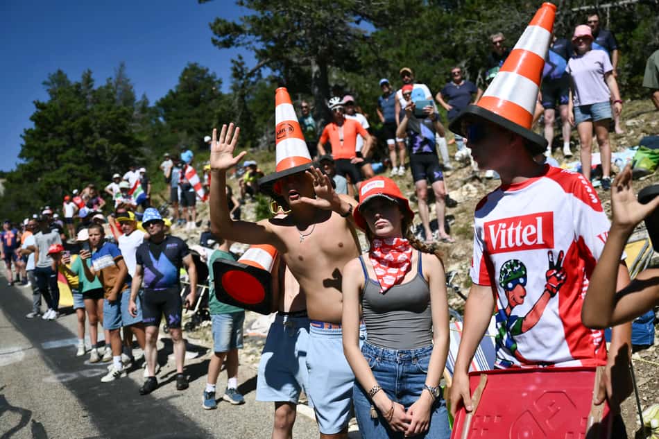 Cones de sinalização também inspiraram chapéus entre Montpellier e Mont Ventoux (foto: Marco BERTORELLO / AFP)