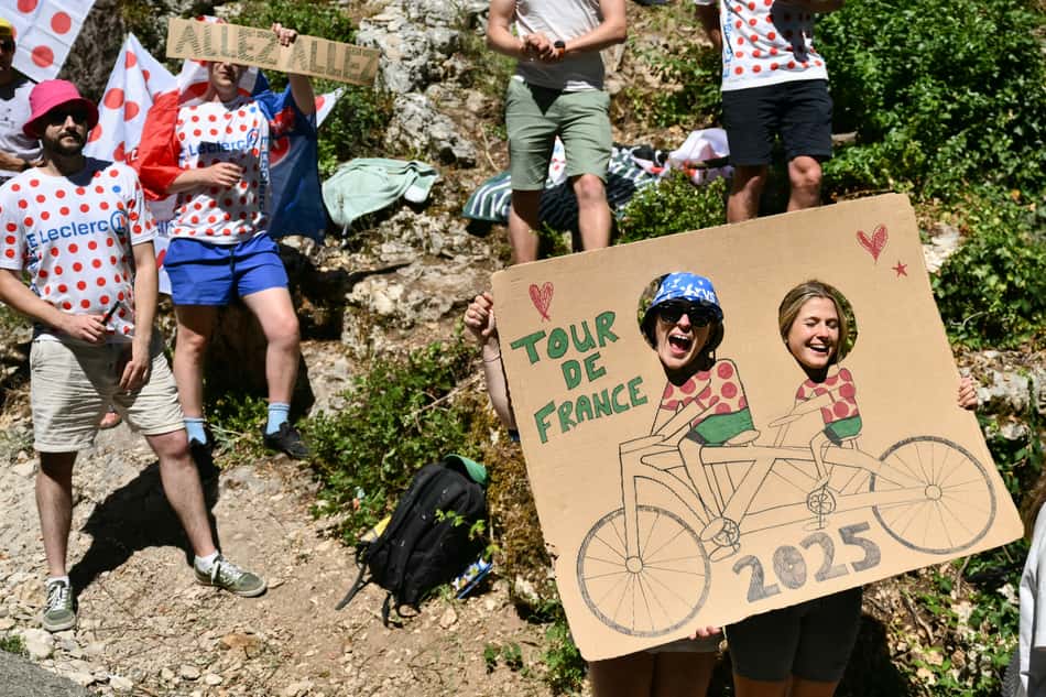 Estas duas amigas improvisaram a sua bicicleta (foto: Marco BERTORELLO / AFP)
