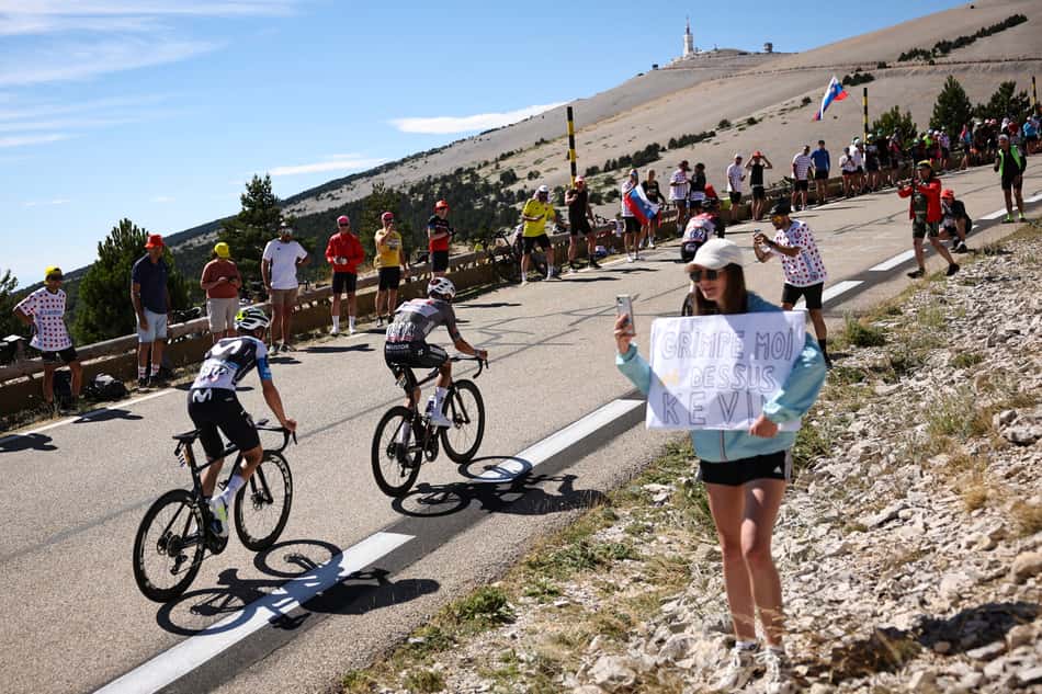 O piloto austríaco Gregor Muhlberger e o piloto belga Deceuninck Xandro Meurisse são recebidos com cartazes (Foto de Anne-Christine POUJOULAT / AFP)