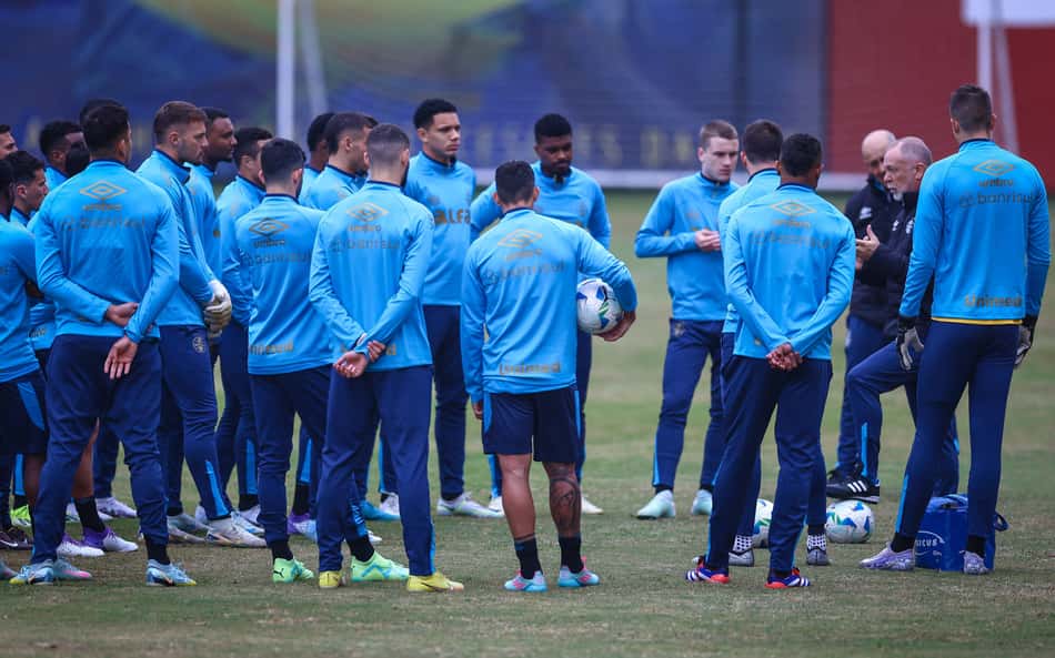Mano Menezes conversa com jogadores do Grêmio durante treinamento em Lima, no Peru. (Foto: Lucas Uebel/Grêmio FBPA)
