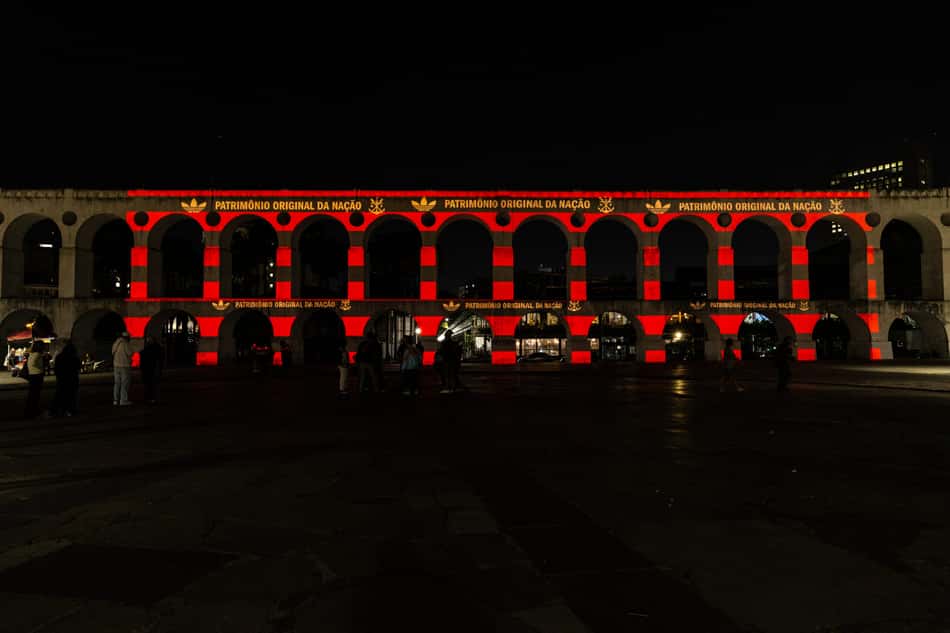Ação do Flamengo com Adidas nos Arcos da Lapa