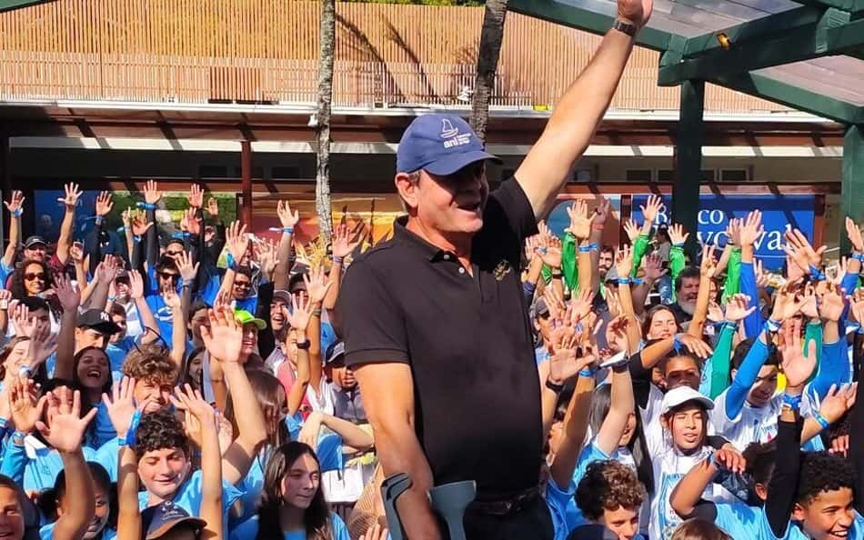 Regata com Lars Grael e 183 crianças marca Semana Internacional de Vela