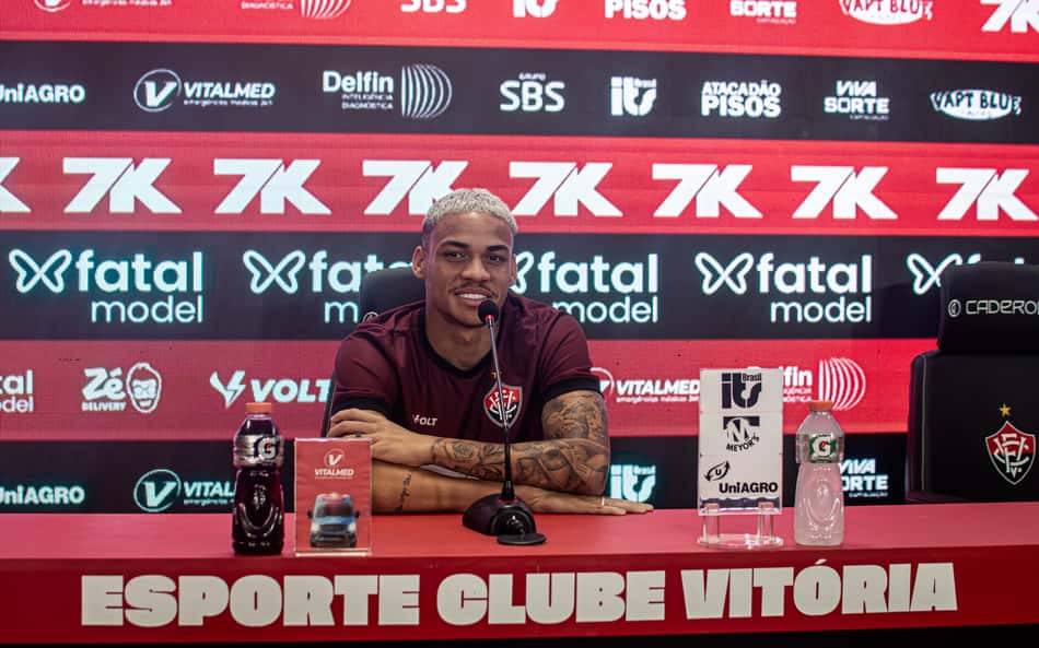 Único lateral-esquerdo do Vitória, Maykon Jesus explica estilo de jogo