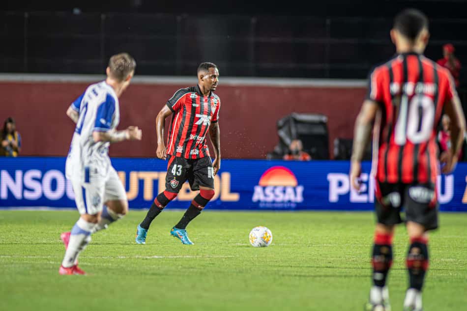 Edu em ação contra o Confiança (Foto: Victor Ferreira / EC Vitória)
