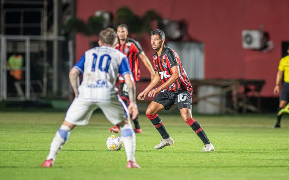 Vitória sofre gol no fim e é eliminado da Copa do Nordeste pelo Confiança