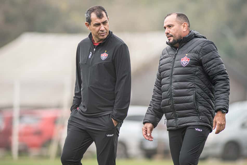 Carille conversa com auxiliar em treino do Vitória (Foto: Victor Ferreira / EC Vitória)