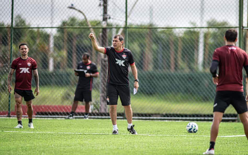 Fábio Carille comanda treino do Vitória no gramado sintético do Barradão (Foto: Victor Ferreira / EC Vitória)