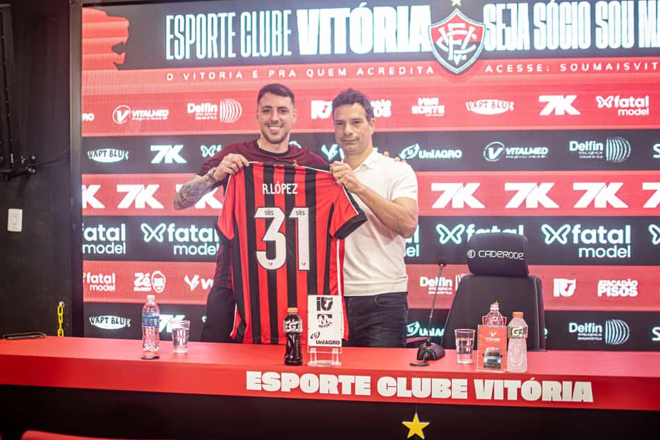 Renzo López é apresentado pelo diretor de futebol Gustavo Vieira (Foto: Victor Ferreira / EC Vitória)