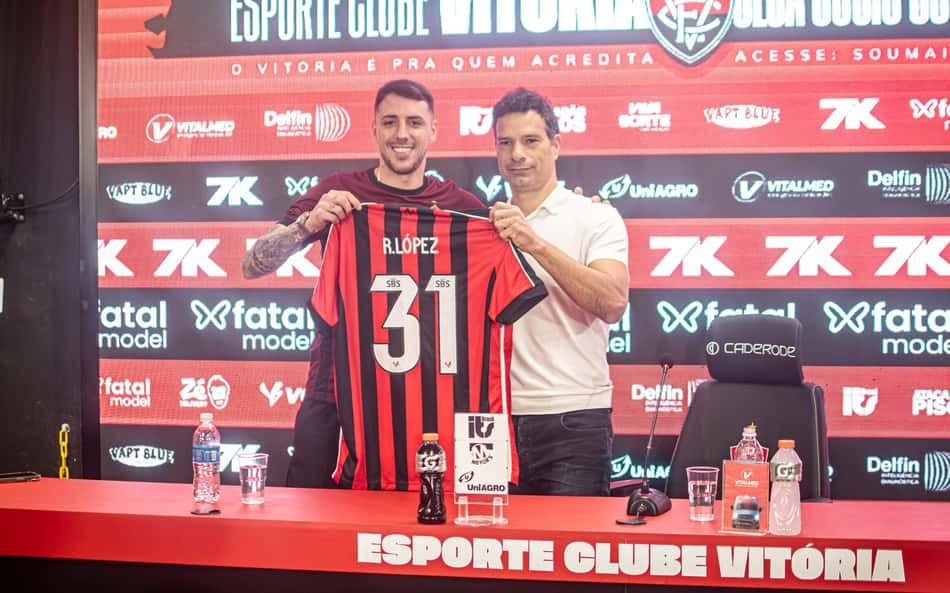 Renzo López é apresentado pelo diretor de futebol Gustavo Vieira (Foto: Victor Ferreira / EC Vitória)