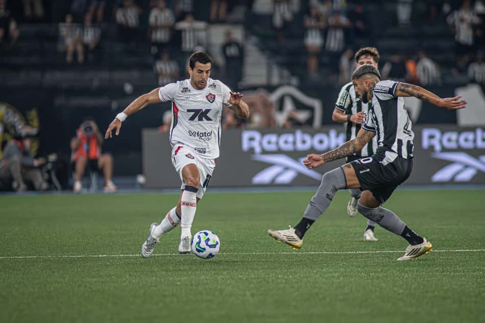 Raúl Cáceres em ação contra o Botafogo (Foto: Victor Ferreira / EC Vitória)
