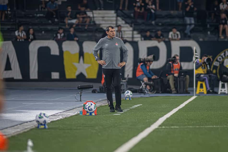 Carille comanda o Vitória no Nilton Santos (Foto: Victor Ferreira / EC Vitória)