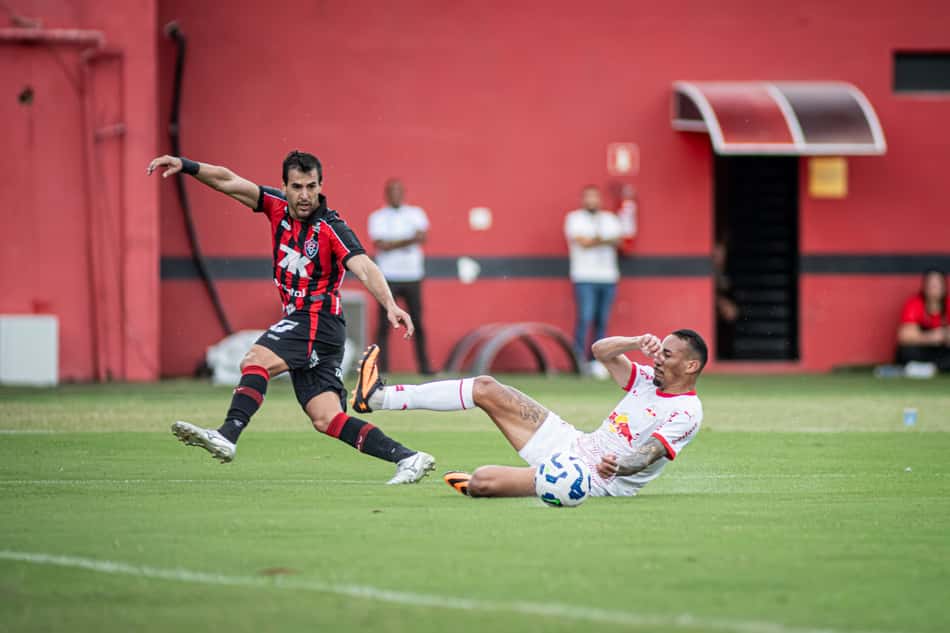 Raúl Cáceres em ação contra o Bragantino (Foto: Victor Ferreira / EC Vitória)