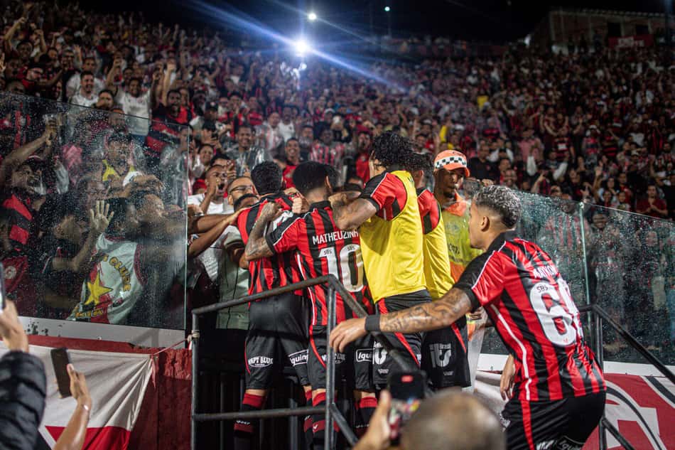 Jogadores do Vitória comemoram gol com a torcida (Foto: Victor Ferreira / EC Vitória)