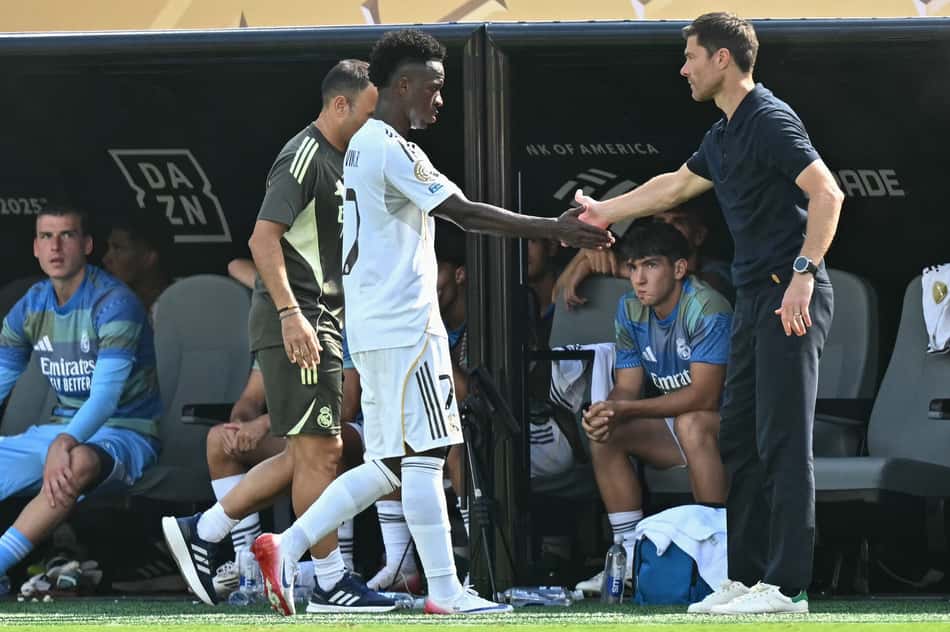 Vini Jr cumprimenta Xabi Alonso ao ser substituiído no Real Madrid contra o PSG, no Mundial (Foto: Paul Ellis/AFP)