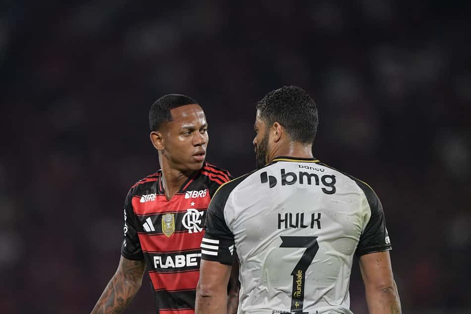 Wallace Yan e Hulk se estranham durante jogo do Brasileirão no Maracanã (Foto: Thiago Ribeiro / AGIF)