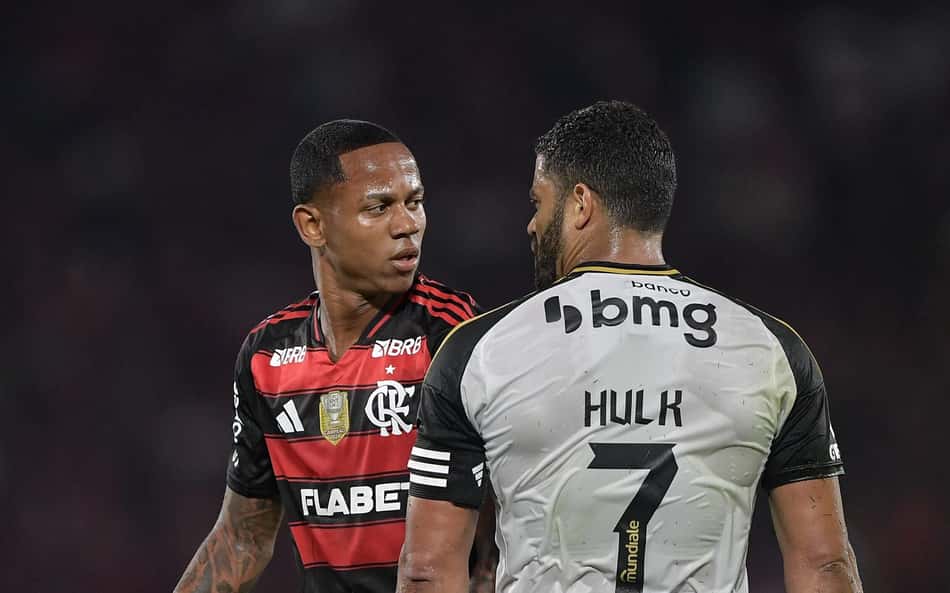 Wallace Yan e Hulk se estranham durante jogo do Brasileirão no Maracanã (Foto: Thiago Ribeiro / AGIF)
