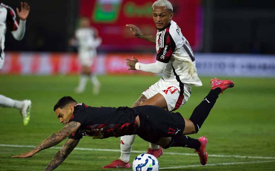Wesley garante vitória para o Flamengo  (Foto: Anderson Romao/AGIF)