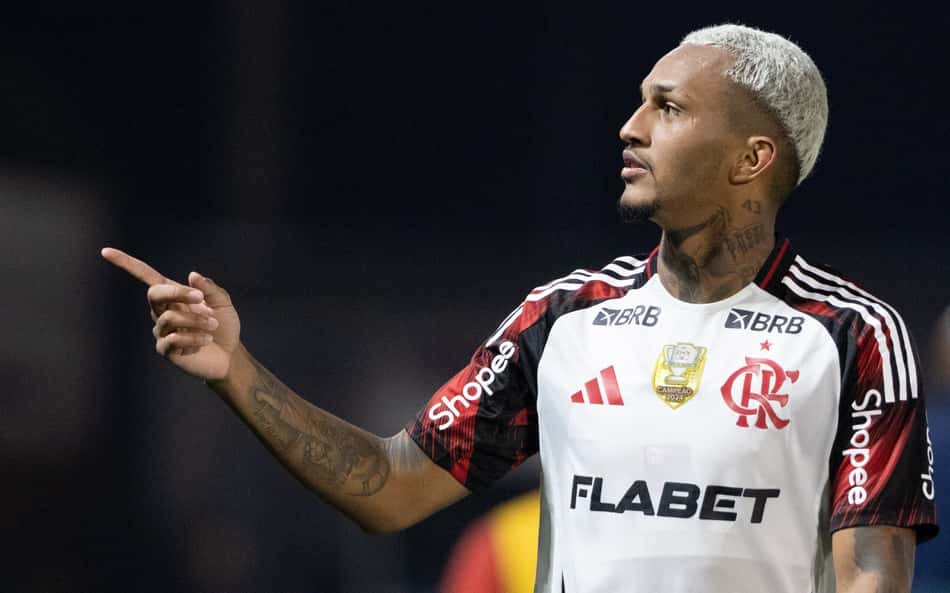 Ex-Flamengo, Wesley chega a Roma com apoio da torcida no aeroporto