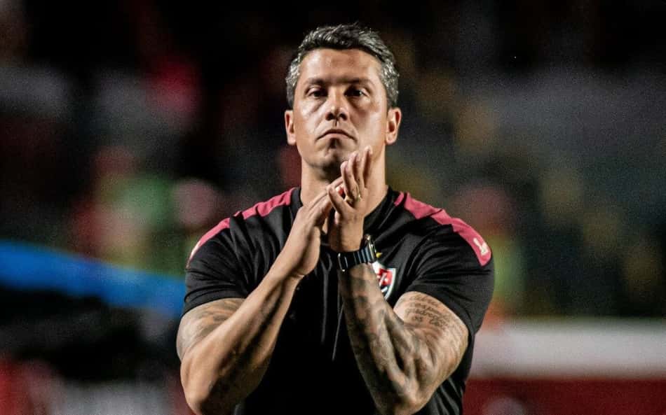 Presidente do Vitória anuncia demissão de Thiago Carpini