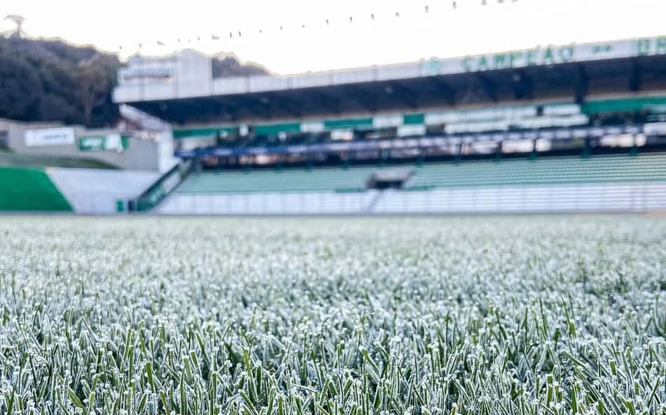Estádio do Juventude amanhece 'congelado' após geada; veja imagem
