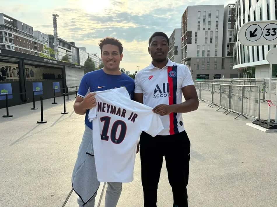 Torcedores do PSG com a camisa do Neymar